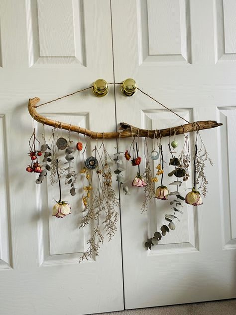 Hanging Plants Ideas, Dried Flower Wall, Dried Flowers Diy, Hantverk Diy, Decoration Vitrine, Plants Ideas, Witchy Crafts, Art Attack, Garden Artwork