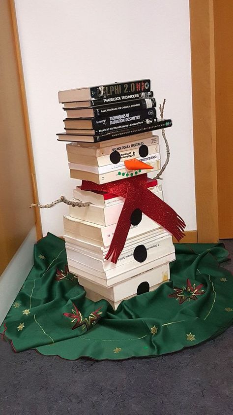 Book Christmas Tree, Library Book Displays, Book Displays, Christmas Themes Decorations, Christmas School, Orange Garland, Library Displays, Christmas Classroom, Library Decor