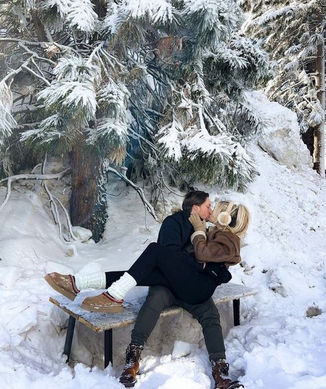 Winter Couple Pictures, Winter Date Ideas, Snow Photoshoot, Cute Date Ideas, Snow Trip, Holiday Romance, Gifts For Girlfriend, Winter Photoshoot, Candle Store