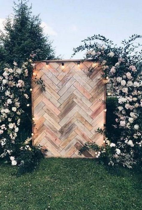 rustic outdoor wedding photo booth backdrop ideas #wedding #weddings #weddingideas #weddingbackdrops #hmp Photoboth Mariage, Wedding Backdrop Ideas, Photo Booth Backdrop Wedding, Decor Backdrop, Pallet Wedding, Booth Backdrops, Amazing Wedding Photos, Rustic Outdoor Wedding, Photos Booth