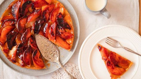 Recipe: Quince (or apple) tarte tatin | Stuff.co.nz Peach Puff Pastry, Tart Tatin, Tarte Tatin Recipe, Apple Tarte, Butter Puff Pastry, Peach Tart, Food Network Magazine, Peach Recipe, Desserts To Make