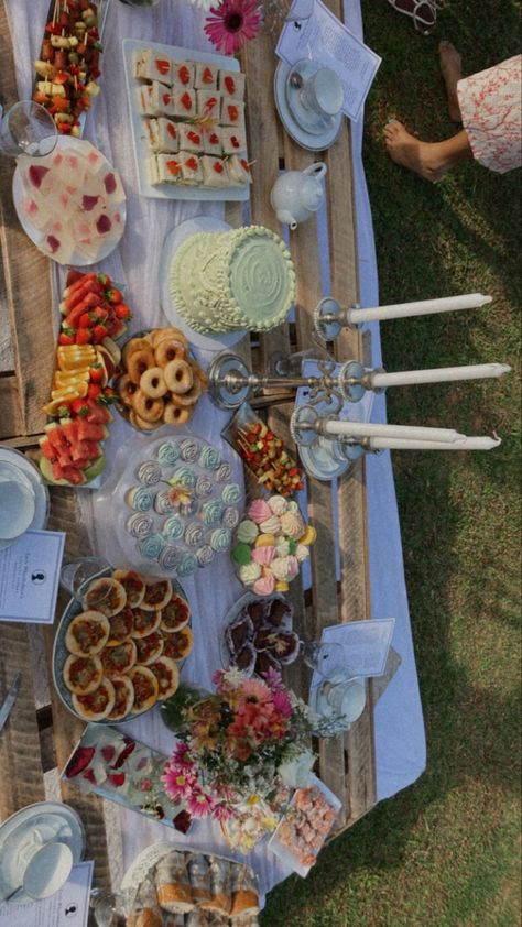 Bday Lunch Ideas, Sweet 16 Picnic Aesthetic, Birthday In Garden Ideas, 21st Picnic Party, 20th Birthday Food Ideas, Garden Party Setup, Picnic Party Ideas Food, 17th Birthday Food Ideas, Backyard Garden Birthday Party