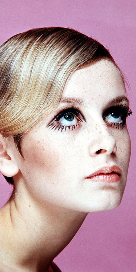 style icons, celebrity style icons, style icons 70s, style icons 90s, style icons celebrity #twiggy, twiggy, twiggy fashion, twiggy makeup, twiggy 60s, twiggy style, twiggy 70s, twiggy pixie, twiggy eyes, twiggy photography 70s Style Icons, Twiggy 60s, 60s Twiggy, 1960s Makeup, Twiggy Makeup, Twiggy Fashion, 60s Makeup, 70s Makeup, Celebrity Style Icons