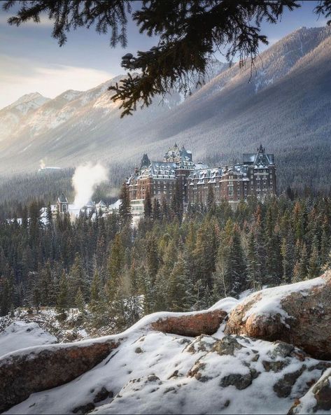 Canada Aesthetic, Winter Town, Fairmont Banff, Best Places To Vacation, Explore Canada, Lake Louise, Architecture Old, Banff National Park, Winter Travel