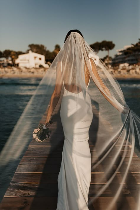 Beach Veil Wedding, Beach Bride Photoshoot, Ocean Wedding Pictures, Wedding Photo Beach Ideas, Wedding Picture Ideas Beach, Coastal Wedding Photos, Beach Wedding Portraits, Tropical Wedding Photos, Wedding Photo Ideas Beach