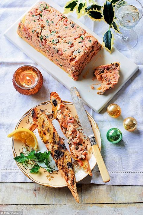 Fish Pate Recipe, Starters For Christmas, Shrimp Pate, Salmon Pate Recipe, Salmon Rillettes, Salmon Terrine, Terrine Recipe, Cake Sandwich, Pate Recipes