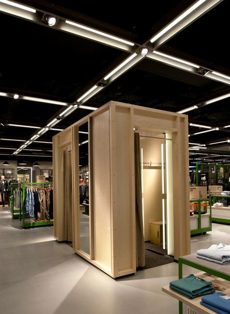 Fitness Room Design, Retail Space Design, Clothing Store Design, Fitness Room, Stuttgart Germany, Fitting Room, Interior Display, Retail Store Design, Room Design Ideas