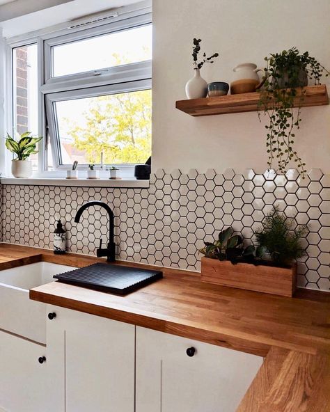 Honey Comb Tiles Kitchen, Tile Accent Wall Kitchen, Honeycomb Backsplash Kitchen, Kitchen Wall Tiles Ideas Modern, Bee Kitchen Theme, Honeycomb Backsplash, Dinner Room, Kitchen Wall Tiles, Kitchen Tile