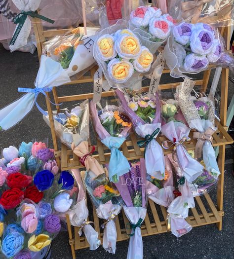 Flower Bouquet Display Stand, Crochet Flower Stand, Market Set Up Ideas Crochet, Crochet Market Setup Ideas, Crochet Flower Market, Crochet Market Setup, Flower Display Stand Farmers' Market, Crochet Booth, Flower Vendor