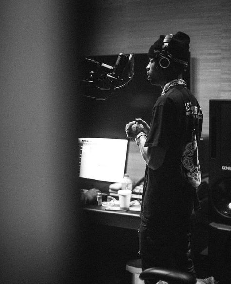 Music Studio Pics, Music Artist Photoshoot Studio, Music Studio Photoshoot Ideas, Recording Studio Photoshoot, Travis Scott Studio, Rappers In The Studio, Music Studio Photoshoot, Recording Studio Aesthetic, Music Studio Aesthetic