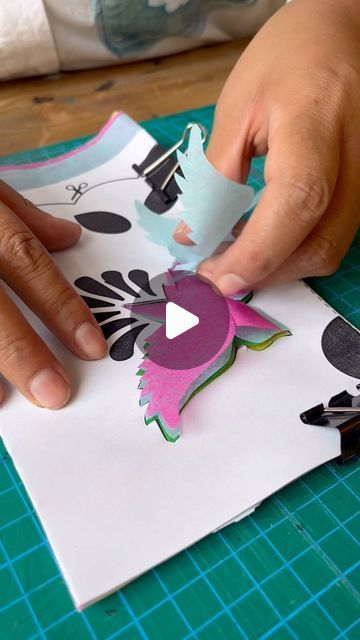 Fábrica de Texturas on Instagram: "Tutorial para crear tu propio Papel Picado 💀🇲🇽 El papel Picado es una artesania ornamental de origen mexicano que se utiliza para decorar en festividades tales como el Dia de Muertos 💀🎃 Consiste en troquelar figuras en papel seda. En este tutorial te enseñamos a realizar una adaptación casera y de manera muy sencilla. Solo necesitarás papel seda (haz montones de 3-6 papeles), tijeras, cutter, y el diseño impreso que más te guste. Nosotras te proponemos tres diseños bien bonitos que podrás descargar en nuestra web. 🙌🏽 Durante todo el mes de octubre tendrás los diseños del video en destacados y el enlace en el perfil y si estás en nuestra newsletter te llegarán directito a tu correo 😉🤍 #hazlotumismo #papelpicado #diademuertos #papercut #artepopula Diy Papel Picado Banner, How To Make Papel Picado, Ideas Dia De Muertos, Diy Ofrenda Alter, Papel Picado Diy, Diy Papel Picado, Dia De Los Muertos Crafts Ideas, Mexican Papel Picado, Piñata Ideas