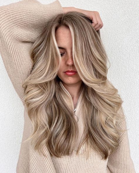 Blonde Hair with Medium Brown Lowlights for Fall Hair Color Ideas For Autumn, Effortless Blonde, Blond Beige, Fall Blonde Hair Color, Beige Blonde Hair, Ideas For Autumn, Blonde Lowlights, Fall Blonde Hair, Fall Hair Color Trends