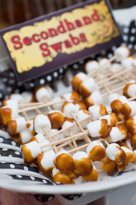 Secondhand Swabs! For those who like the taste of earwax (aka caramel on marshmallow)! Gross Halloween Foods, Scary Halloween Food, Brain Healthy Foods, Halloween Bash, Halloween Goodies, Theme Halloween, Halloween Snacks, Halloween Food For Party, Mini Marshmallows