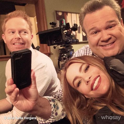 Favorite casts from Modern Family <3 Sofia Vergara & Eric Stonestreet & Jesse Tyler Ferguson Modern Family Pictures, Modern Family Icons, Modern Family Aesthetic, Cast Modern Family, Modern Family Cast, Modern Family Phil, Eric Stonestreet, Jesse Tyler Ferguson, Julie Bowen