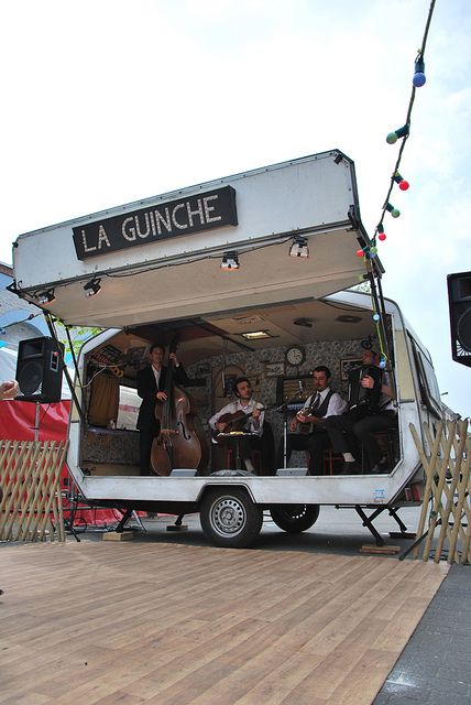 Caravan party* Caravan Bar Ideas, Trailer Stage, Caravan Bar Wedding, Caravan Shop, Horse Caravan, Cocktail Caravan Mobile Bar, Lounge Aesthetic, Truck Festival, Caravan Bar