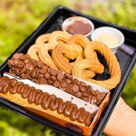 Churros Packaging Ideas, Frozen Churros, Bake Sale Packaging, Dog Bread, Catering Ideas Food, Delicious Donuts, Sweet Snacks Recipes, Master Chef, Baking Sweets