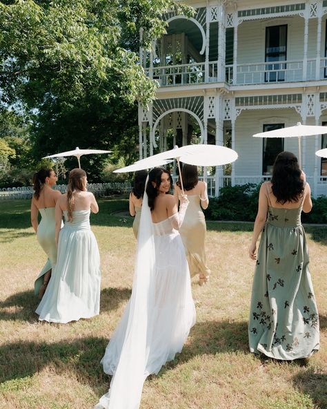 Parasols forever <3 Planning: @eclipseeventco @tessamoonjohnson Venue: @barrmansion HMU: @lunabeauty_bridal Band: @loveandhappinessband @moontowerentertainment Floral: @reveriefloristry Photo: @fallonstovallphoto Video: @sydneybethfilms Photo Booth: @vannagramatx Rentals: @monarcheventatx Cigar Roller: Bobalu Transportation: @aroundaustin @weddingbronco Parosals Umbrellas Parasols, Parasol Wedding Photos, Bridesmaids Parasols, Bridal Parasol, Mismatched Bridesmaids Dresses, Wedding Umbrella, Parasol Wedding, Party Shots, Mismatched Bridesmaids