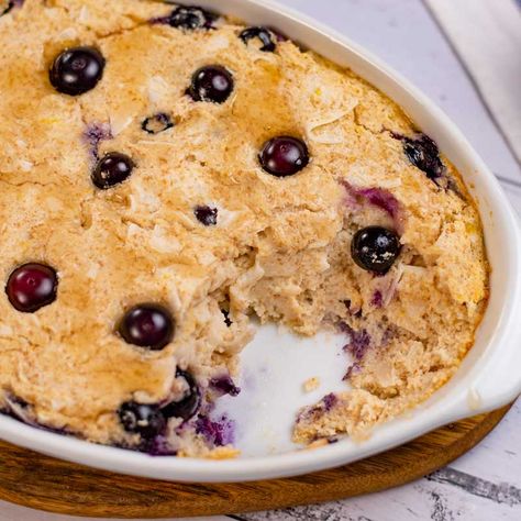 This Keto Blueberry Baked Oatmeal recipe is a delicious warm breakfast that is perfect to feed the family or batch cook for meal prepping. This gluten free, grain free hot breakfast is a delicious warm dish, best served with lashings of sugar-free maple syrup. Keto Baked Oatmeal, Air Fryer Baked Oats, Blueberry Baked Oatmeal, Baked Oats Recipe, Oatmeal How To Make, Yorkshire Pudding Recipes, Keto Blueberry, Hot Breakfast, Sugar Free Maple Syrup