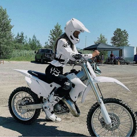 Dirtbike Astetic, Motorcross Girl, White Dirt Bike, Women Motocross, Dirt Bike Riding Gear, Photo Moto, Feed Your Focus, Bike Humor, Motocross Girls