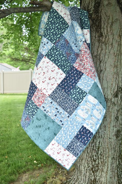 Fat Quarter Mixer {a FREE, quick, easy and beginner friendly quilt pattern!} — Material Girl Quilts Quilt Patterns For Men Easy, Fast And Easy Quilts, Beginner Jelly Roll Quilt Patterns Free, Simple Quilt Blocks Ideas, How Many Fat Quarters To Make A Quilt, Free Patchwork Quilt Patterns, Five And Dime Quilt Pattern, Traditional Quilt Blocks Simple, 16 Fat Quarter Quilt Pattern