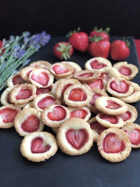 Strawberry Shortbread Cookies, Lavender Food, Strawberry Shortbread, Muffin Top Pan, Shortbread Cookies Easy, Picnic Snacks, Ideas Cocina, Christmas Shortbread, Strawberry Kitchen