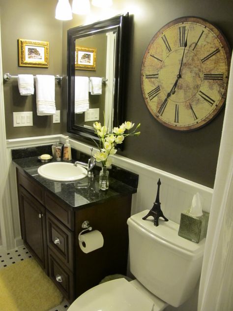 relógio vintage usado na decoração no banheiro Paris Theme Bathroom Ideas, Clock In Bathroom, Theme Bathroom Ideas, Paris Theme Bathroom, Paris Bathroom, Small Full Bathroom, Theme Bathroom, Colored Walls, Bathroom Clock