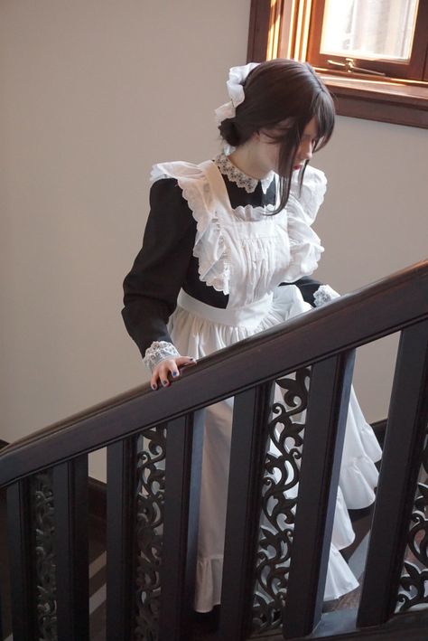 Victorian Maid, Victorian Era Dresses, Maid Cosplay, Maid Outfit, Maid Dress, Pose Reference Photo, Lolita Dress, Lolita Fashion, Cosplay Anime