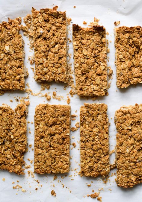 6-Ingredient Crunchy Peanut Butter Granola Bars #granola #healthyrecipes #snackattack #peanutbutter #granolabars Peanut Butter Granola Bar Recipe, Oat Bars Recipe, Peanut Butter Granola Bars, Oat Bar Recipes, Bars Healthy, Granola Bites, Benefits Of Organic Food, Healthy Granola Bars, Crunchy Peanut Butter