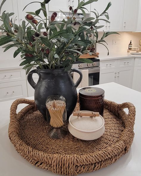 Wood Bowl Decorating Ideas, Dining Room Centerpiece Everyday, Large Island Centerpiece Ideas, Round Kitchen Table Decor, Round Tray Decor, Dining Table Decor Centerpiece, Apt Kitchen, Round Dining Table Decor, Vancouver Apartment