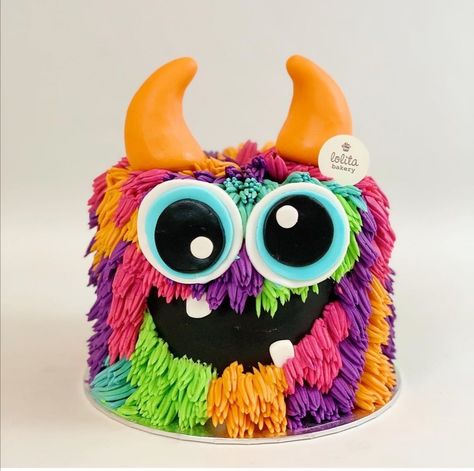 Monster Cake Halloween, Half Sphere Cake Ideas, Monster Smash Cake 1st Birthdays, Monster Bday Party Ideas, Monster Cakes For Boys, Monster Cake Design, Bolo Halloween Infantil, Monster Birthday Party 1st, Monster Cake Ideas