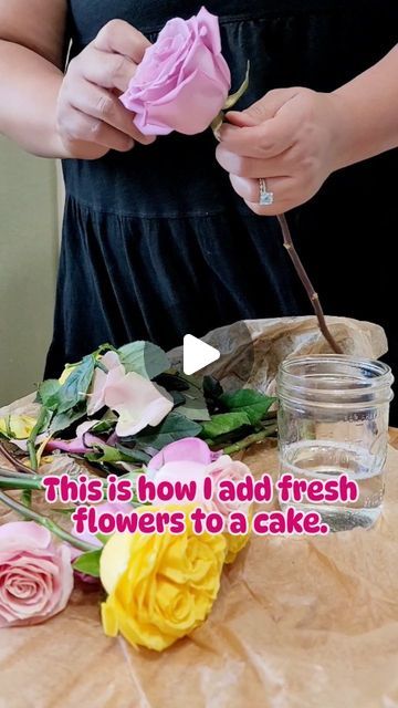 Vanessa | Pastry chef | Tips & Tricks for bakers! on Instagram: "This is how I add fresh flowers to a cake! 🌸🌿   I used to feel so intimidated whenever a client asked me to use fresh florals on their cake—there’s just so much to consider! 🌻  But once I learned how to properly prepare fresh flowers for cake decorating, it became one of my favorite parts of the process.🌹   Now I love arranging them into beautiful designs that add that extra wow factor.   ✨What kind of baking, cake decorating tips do you want to see next? Drop your ideas in the comments below! Let’s chat all things cake!   🍰Follow me @tickleme_sweets for more cake decorating tips and to learn how to bake from scratch. My ebook is coming out soon." Cake Decor With Fresh Flowers, Decorating A Cake With Fresh Flowers, Fresh Flower Cake Decoration, Fresh Flowers On Cake, Flowers For Cake Decorating, Flowers For Cake, Wedding Cake Videos, Edible Flowers Cake, Cake Decorating Flowers