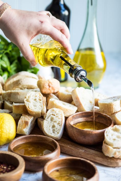 Bread and Olive Oil Appetizer Dipping Station | Party appetizers, entertaining tips, party ideas, holiday entertaining tips and more from @cydconverse Yummy Appetizers Parties, Bread Oil, Pre Made Meals, Mini Hamburgers, Dipping Oil, Food Stations, Food Photography Inspiration, Organic Olive Oil, Foods Delivered