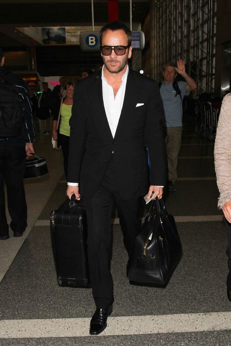 This is how you travel in style. Mens Airport Style, Style Ideas For Men, Mens Travel Style, Outfit Airport, Celebrity Airport Style, Black Suit Men, Tom Ford Suit, Gents Fashion, Mens Fashion Inspiration