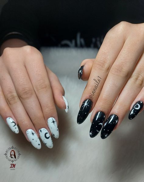 Moon And Stars Nail Art Simple, Black And White Celestial Nails, Black Nails With Stars And Moon, Black And White Opposite Nails, Black And White Nails With Stars, Black White Star Nails, Black And White Graduation Nails, Black And White New Years Nails, Black Nails White Stars