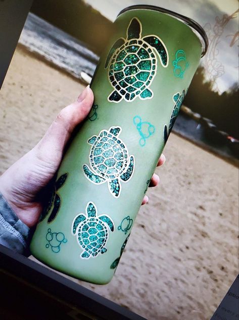 Turtle Tumbler Ideas, Epoxy Resin Tumbler Ideas, Beach Tumbler Cups, Peekaboo Tumbler Ideas, Peekaboo Tumbler, Glitter Things, Sublimation Cups, Tumblers Ideas, Yeti Cup Designs