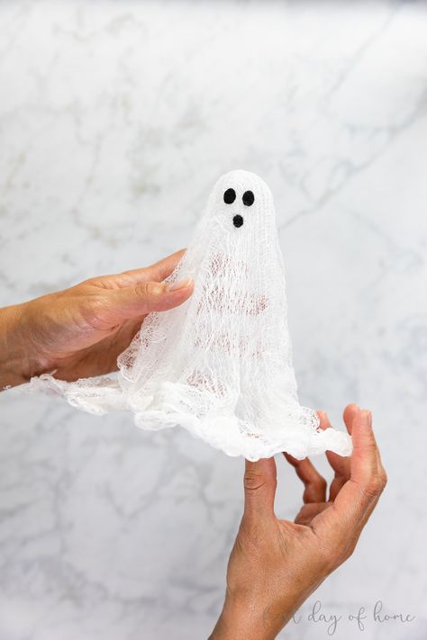 Diy Ghost Out Of Cheese Cloth, Halloween Goast Decorations Diy, Cheese Cloth Crafts Diy, Cheesecloth Ghost Cornstarch, Diy Ghost Figurine, Diy Ghost With Cheesecloth, Mini Cheese Cloth Ghosts, Mini Cheesecloth Ghosts, Midge Podge Ghost