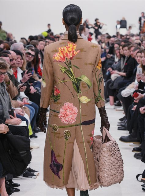 Valentino Embroidery, Dior Trench Coat, Fashion Details Inspiration, Havana Dress, Flower Coat, Mode Kimono, Painted Jacket, Fashion Corner, Bright Fashion