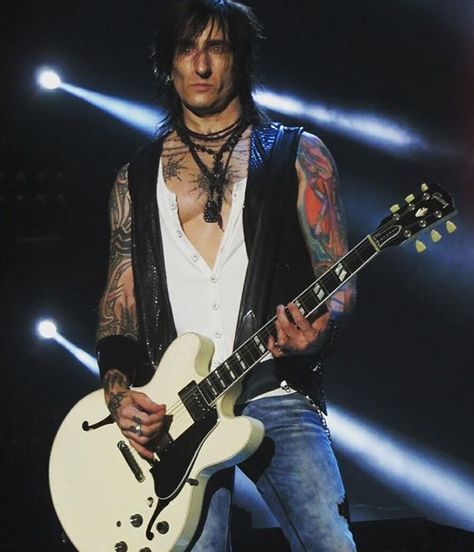 Great pic of Richard Fortus .. Photo credit @Margott1h Instagram Richard Fortus, Izzy Stradlin, Saul Hudson, Heart Eye, Axl Rose, Great Pic, Motley Crue, The Duff, Zeppelin