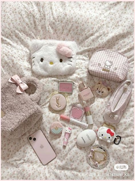 Hello Kitty Beauty, Whats In My Makeup Bag, Everyday Bag Essentials, Essential Makeup, Cute Stationary School Supplies, What's In My Bag, School Bag Essentials, Inside My Bag, Pink Lifestyle