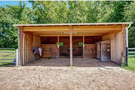 Horse Enclosure Ideas, Homemade Horse Stalls, Outdoor Horse Stall Ideas, Donkey Shelter Ideas, Horse Enclosures, Horse Lean To Shelters Easy Diy, Horse Shelter Ideas Cheap, Horse Shelter Ideas, Horse Run In Shelter