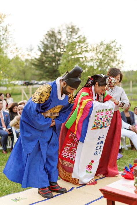 Korean Wedding Traditions, Korean Traditional Wedding, Buddhist Wedding, Vintage Wedding Venues, Dragonfly Photography, Non Traditional Wedding Rings, Non Traditional Wedding Ring, Korean Traditional Clothing, Traditional Wedding Rings