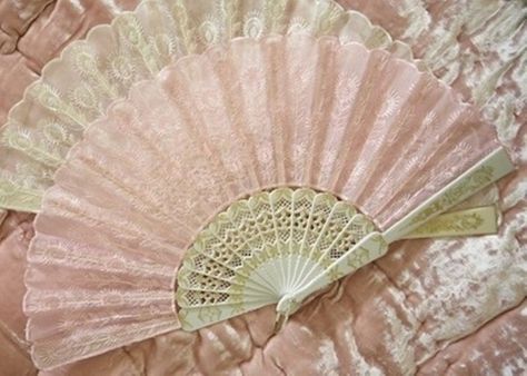 . Chinese Fans, Tout Rose, Antique Fans, Estilo Shabby Chic, Cinnamon Girl, Vintage Fans, Vintage Romance, Favourite Colour, Tickled Pink