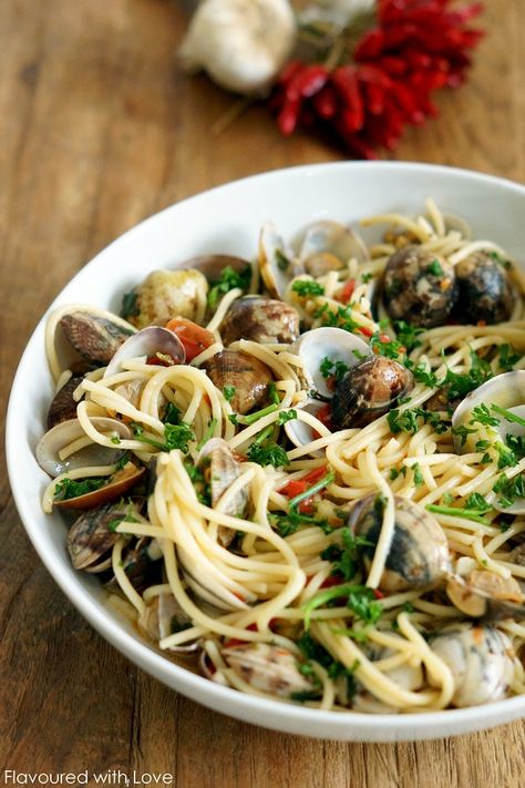 Spaghetti Vongole, Food From Different Countries, Pasta Sauces, Just Cooking, Pad Thai, Yummy Dinners, Pasta Recipes, Indian Food Recipes, Love Food