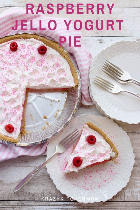 Raspberry Jello Yogurt Pie is the easiest pie you will ever make. Jello, water, and Greek yogurt are all you need to make the creamy smooth thick filling. Jello Water, Yogurt Jello, Jello Yogurt, Strawberry Yogurt Pie, Pie Raspberry, Cool Whip Pies, Jello Pie, Raspberry Jello, Yogurt Pie