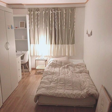 Small Bedroom Inspiration, Small Room Design Bedroom, Hiasan Bilik Tidur, Apartment Bedroom Decor, Small Bedroom Designs, Dekorasi Kamar Tidur, Study Room Decor, Small Bedroom Decor, Small Room Design