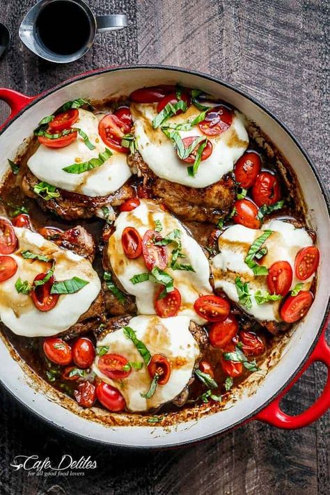 Caprese Chicken Baked Caprese Chicken, Chicken And Cheese Recipes, Caprese Recipes, Juicy Baked Chicken, Cafe Delites, Caprese Chicken, Baked Chicken Thighs, Baked Chicken Recipes, Poultry Recipes