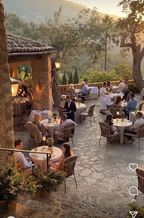 Tuscan Restaurant Design, Countryside Restaurant, Room Design Wall, Living Pool, Outdoor Restaurant Design, Casa Country, Virtual Travel, Terrace Design, Hotel Boutique