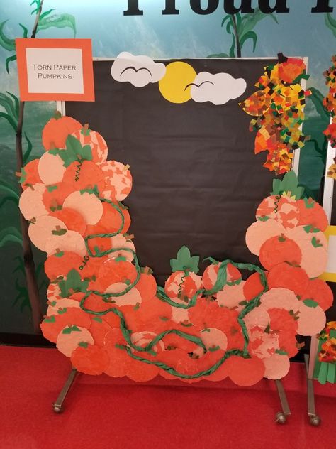 Torn paper pumpkin patch using all of the student's torn paper pumpkins!! Great to display in classroom or hallways. Pumpkin Patch School Hallway, Orange Colour Day Celebration In School, Orange Day Decoration Ideas Preschool, Orange Day Celebration In Preschool, Orange Colour Day, Crafts Classroom, Harvest Activities, Fall Dec, Preschool Boards