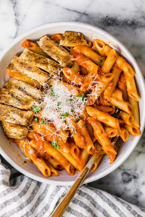 Penne Alla Vodka With Chicken, No Heavy Cream, Creamy Vodka Sauce, Vodka Sauce Recipe, High Protein Pasta, Penne Alla Vodka, Chicken Penne, High Protein Dinner, Alla Vodka