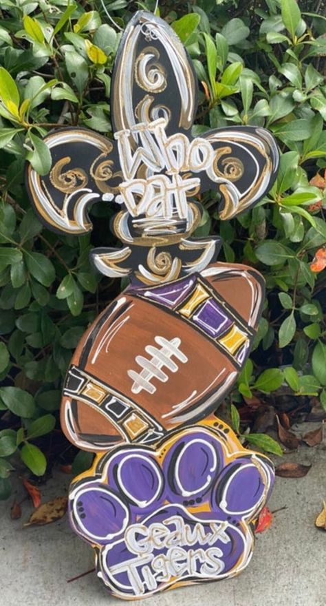 la tri piece Saints Door Hanger, Lsu Door Hanger, Penny Craft, Football Door Hangers, Hanger Ideas, Art Walls, Louisiana Art, Who Dat, Lawn Sign